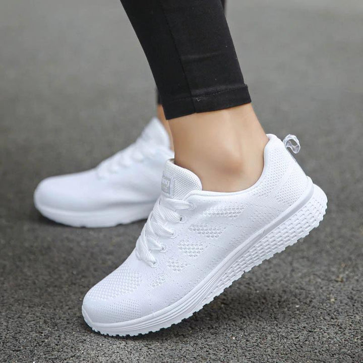 Baskets de sport femme légères et souples, conçues pour la performance et le confort durable.
