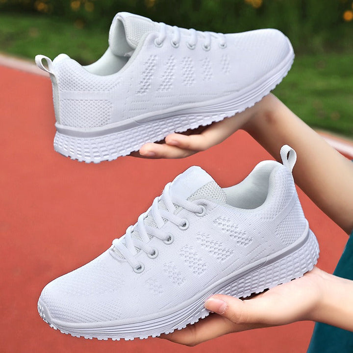 Baskets de marche femme avec semelle souple, offrant un soutien confortable pour les longues heures.