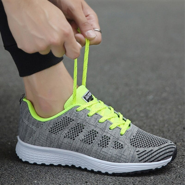 Chaussures de sport femme confortables et antidérapantes, parfaites pour la gym ou la randonnée légère.