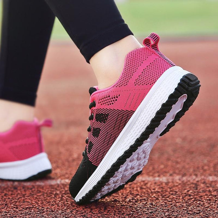 Baskets femme légères avec semelle souple, offrant confort et respirabilité pour le sport et loisirs.