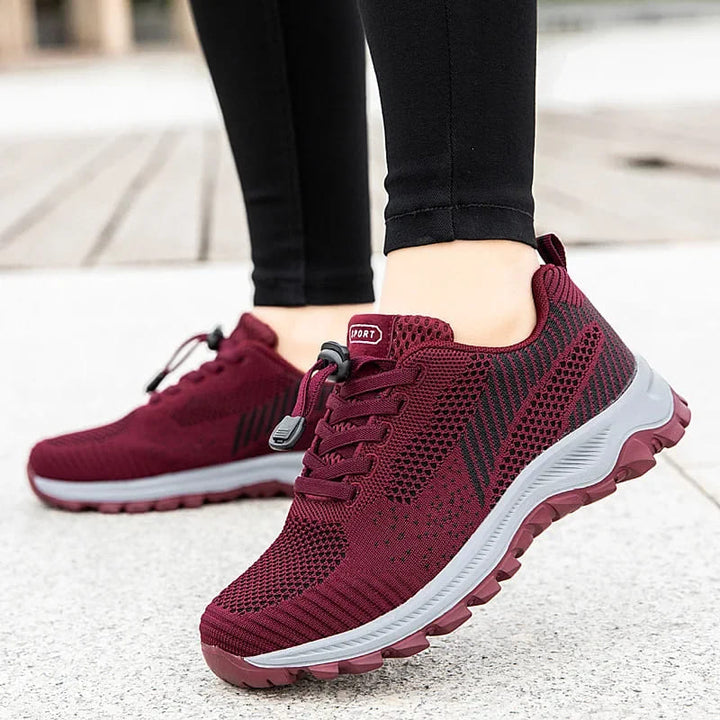 Vue latérale de chaussures de marche unisexes, respirantes et confortables pour le sport et l'extérieur.
