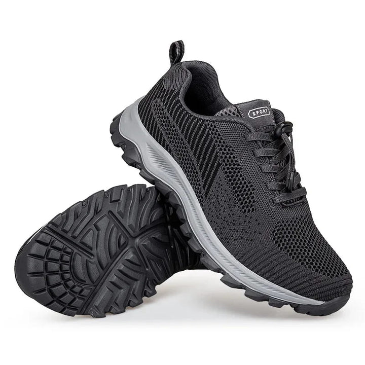Détail du tissu respirant des chaussures de marche, assurant confort et ventilation pour vos pieds actifs.