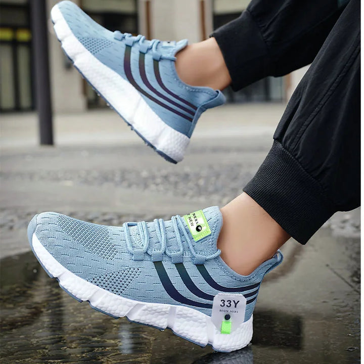 Chaussures de padel confortables et stables. Design ergonomique, respirabilité optimale.  Idéales pour le sport.