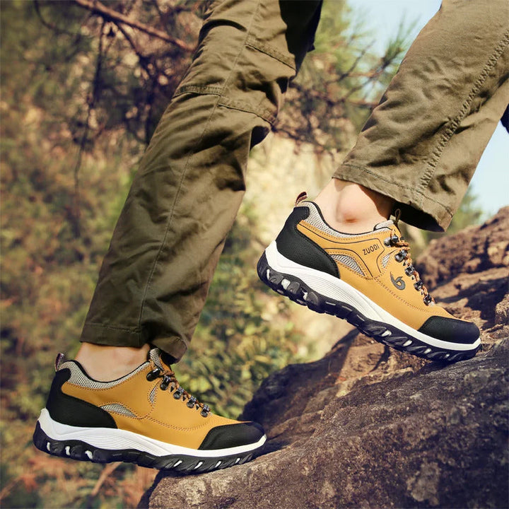 Chaussures outdoor homme luxueuses, design moderne pour randonnée, offrant confort, robustesse et style élégant.