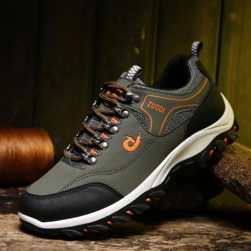 Chaussures de randonnée modernes pour hommes, luxe et robustesse, idéales pour toutes les conditions tout-terrain et outdoor.