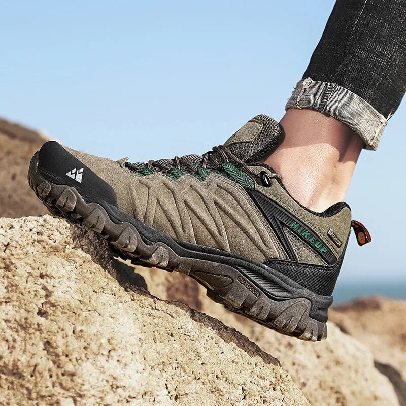 Bottes de marche homme en cuir, antidérapantes et respirantes, idéales pour l'aventure en extérieur.