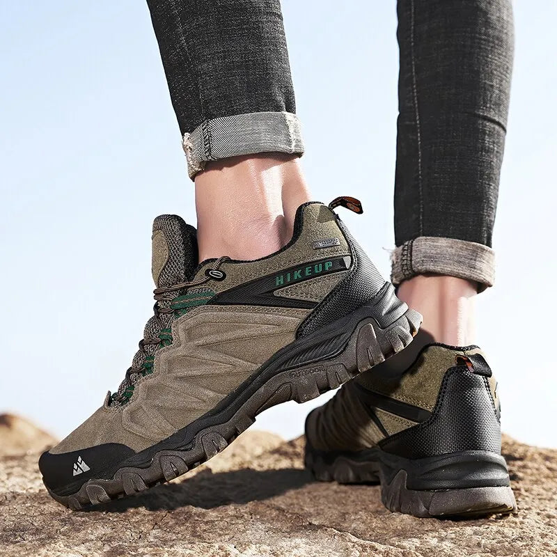 Chaussures robustes en cuir pour homme, offrant durabilité et confort optimal pour la randonnée.