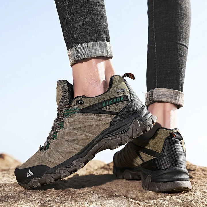 Chaussures robustes en cuir pour homme, offrant durabilité et confort optimal pour la randonnée.