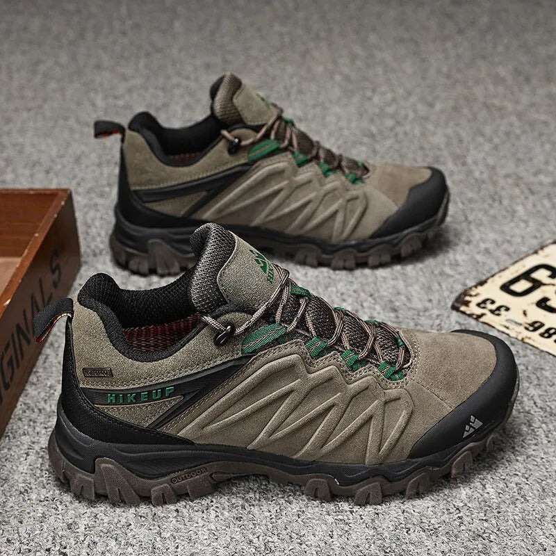 Chaussures tactiques de randonnée homme en cuir, résistantes, pour le trekking et la marche sportive.