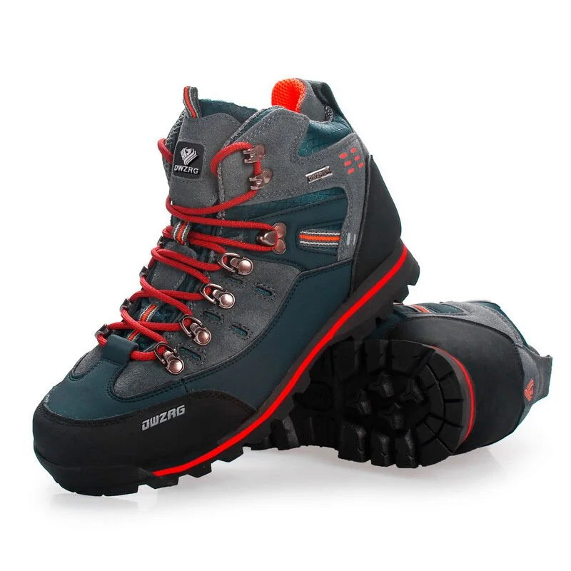 Gros plan sur les chaussures de randonnée homme imperméables, protégeant du sentier mouillé et confortables.