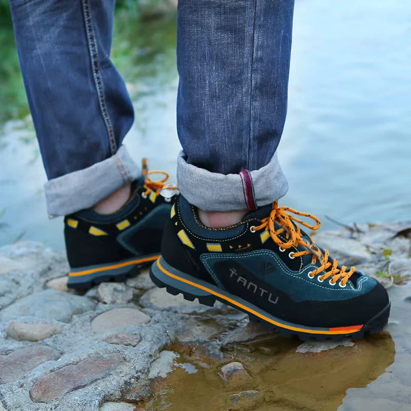 Chaussures de trekking homme avec semelle antidérapante et coussin amortissant pour confort et sécurité en randonnée.