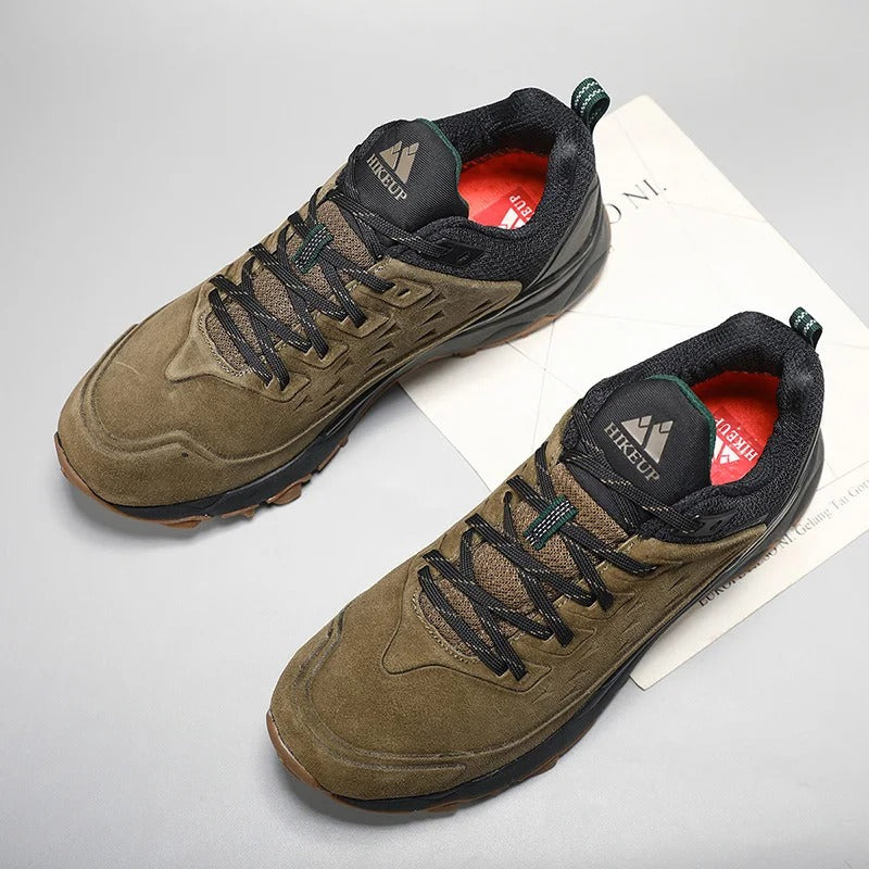 Robustes chaussures de randonnée pour hommes en cuir suédé, alliant style et performance en plein air.