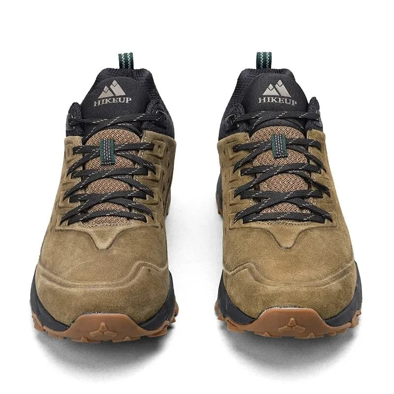 Vue latérale de chaussures de randonnée hommes en cuir suédé, robustes et stylées pour le trekking.