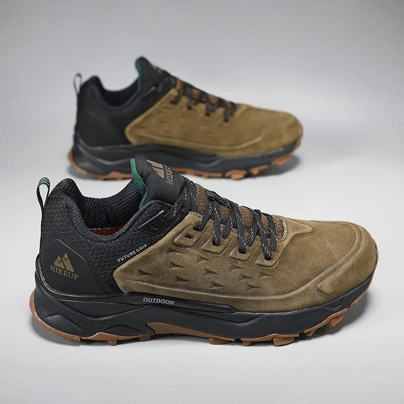Homme en pleine nature portant des chaussures de randonnée en cuir suédé, pour un trekking confortable.