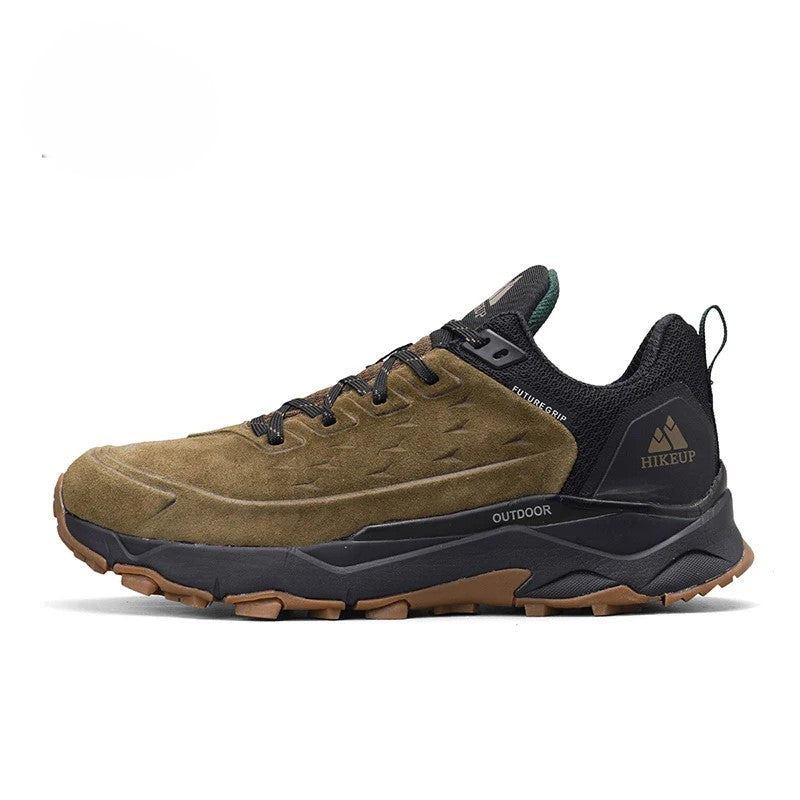 Détail des chaussures de randonnée hommes en cuir suédé, soulignant leur robustesse et leur design.