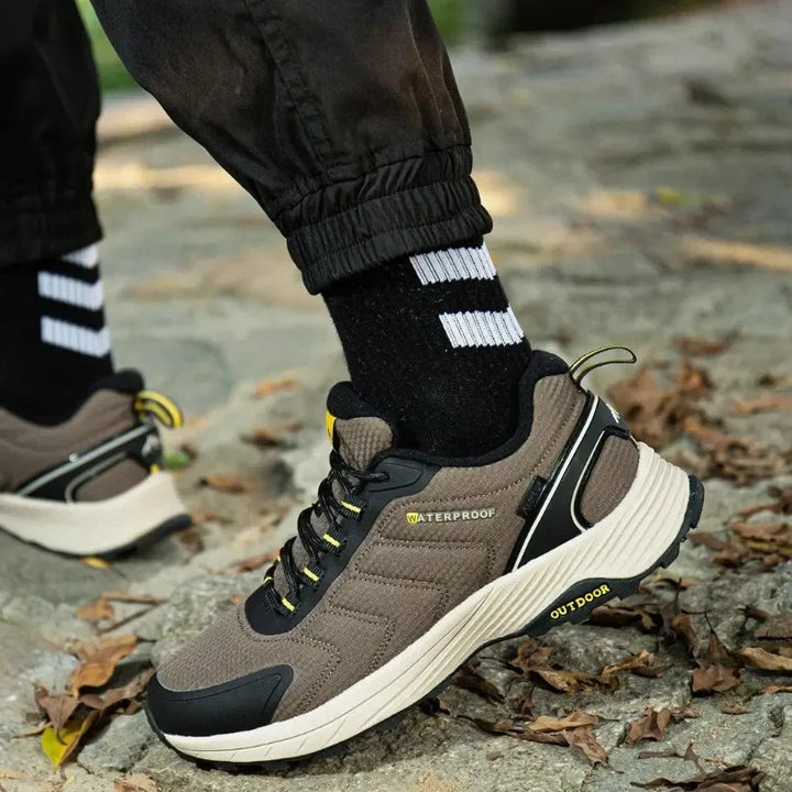 Chaussures de trekking hommes imperméables, idéales pour sentiers boueux et conditions hivernales. Adhérence forte.