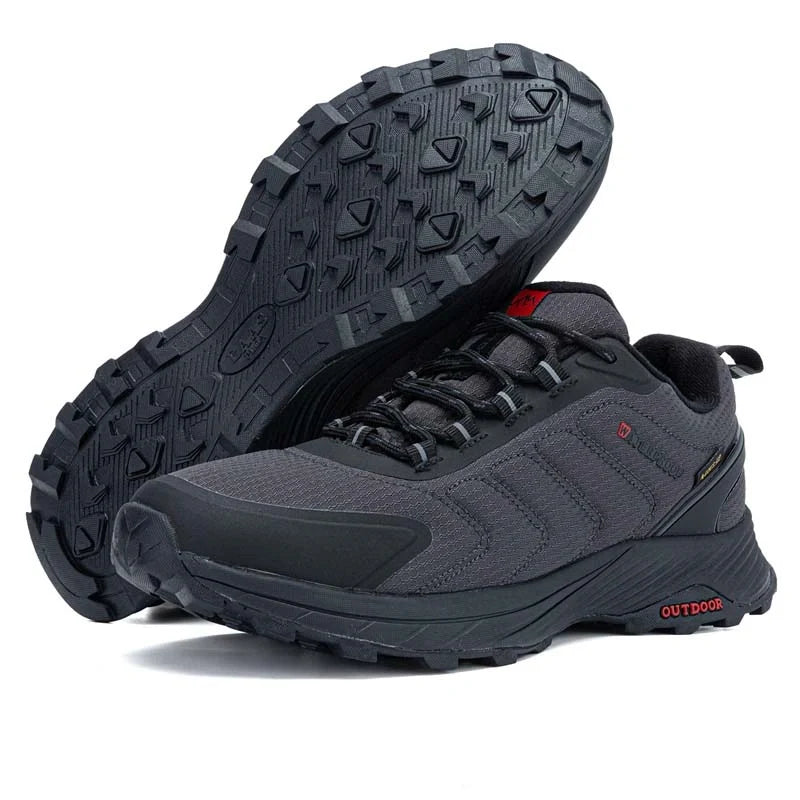Chaussures sportives de randonnée pour hommes, imperméables et robustes, parfaites pour le trekking et l'aventure.