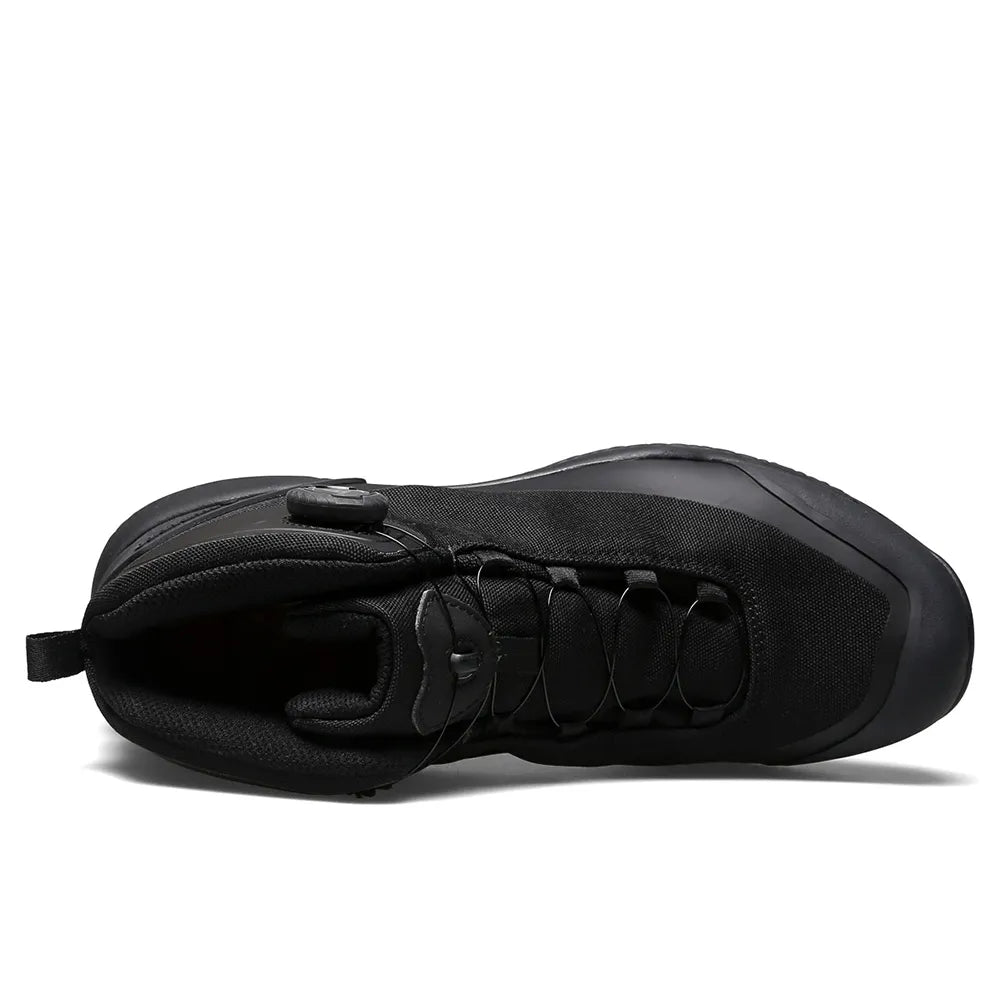 Chaussures outdoor hommes, hautes et imperméables, conçues pour le sport et l'escalade en montagne.
