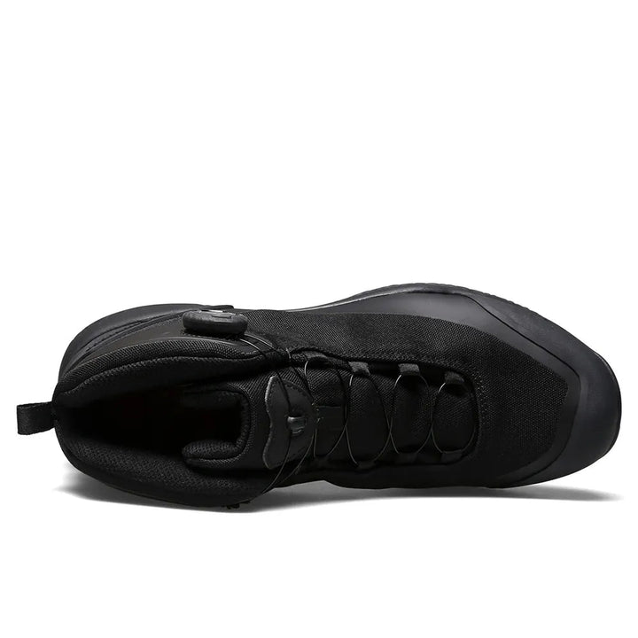 Chaussures outdoor hommes, hautes et imperméables, conçues pour le sport et l'escalade en montagne.