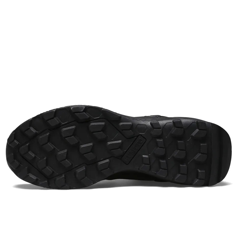 Chaussures de montagne hommes, imperméables et confortables, assurant protection et adhérence sur sentiers.
