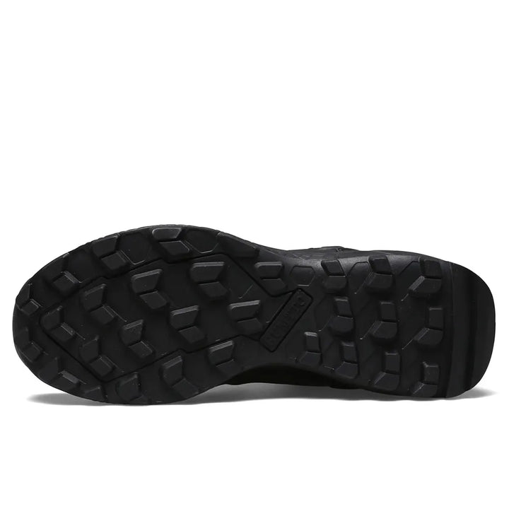 Chaussures de montagne hommes, imperméables et confortables, assurant protection et adhérence sur sentiers.