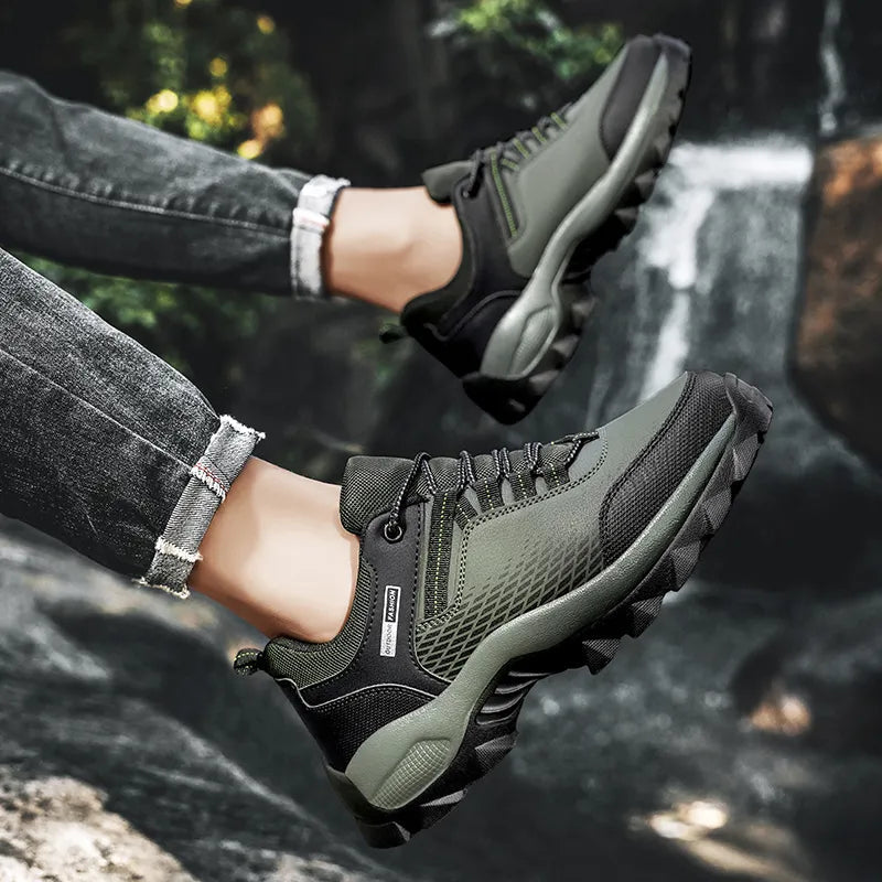 Chaussures d'aventure hommes, robustes et imperméables, conçues pour le confort et la protection en randonnée.