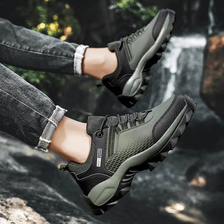 Chaussures d'aventure hommes, robustes et imperméables, conçues pour le confort et la protection en randonnée.