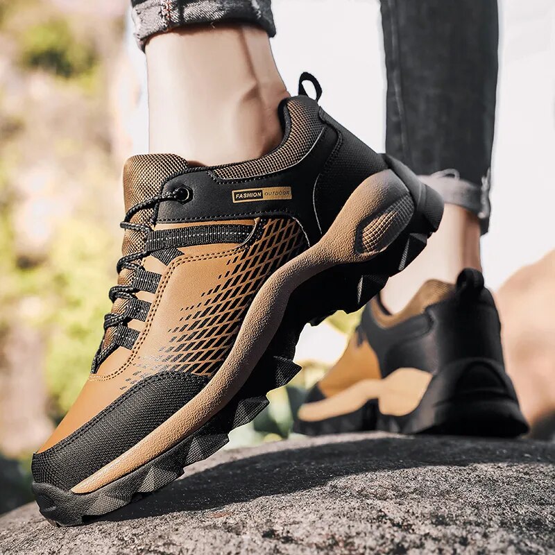 Design astral et lacets détaillés de ces chaussures de randonnée hommes, alliant confort et style extérieur.