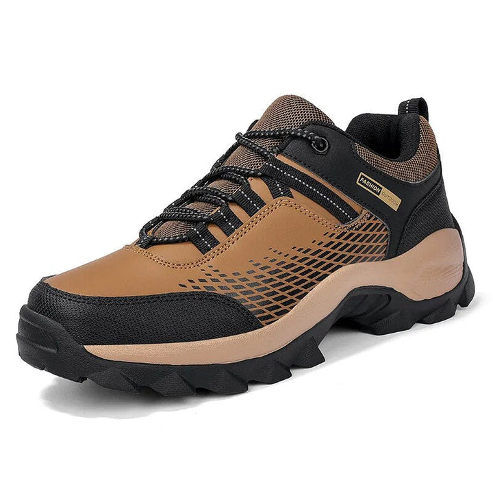 Vue complète des chaussures de randonnée hommes style Astral, robustes, confortables et imperméables en extérieur.