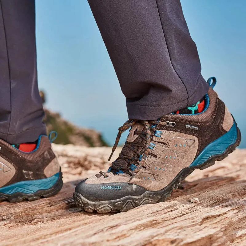 Chaussures de randonnée hommes antidérapantes, offrant adhérence et sécurité sur sentiers difficiles.
