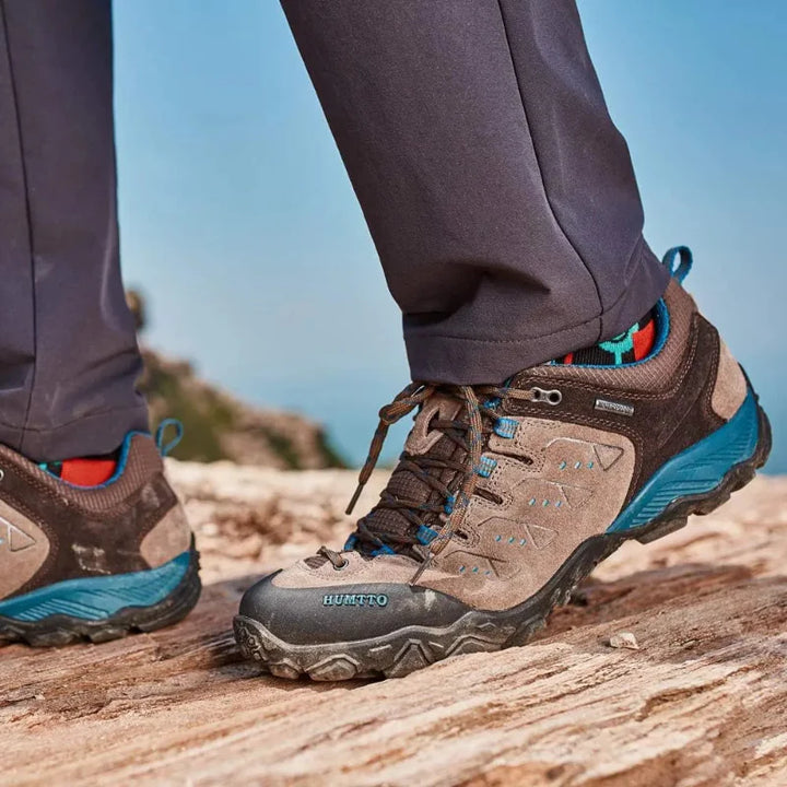 Chaussures de randonnée hommes antidérapantes, offrant adhérence et sécurité sur sentiers difficiles.