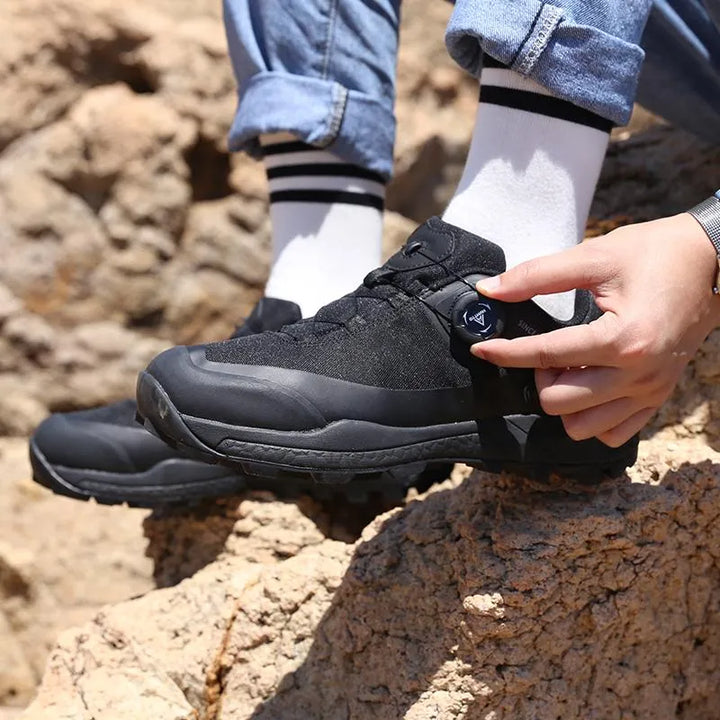 Chaussures de randonnée confortables pour hommes, fermeture rotative, idéales pour la marche et le trail en extérieur.