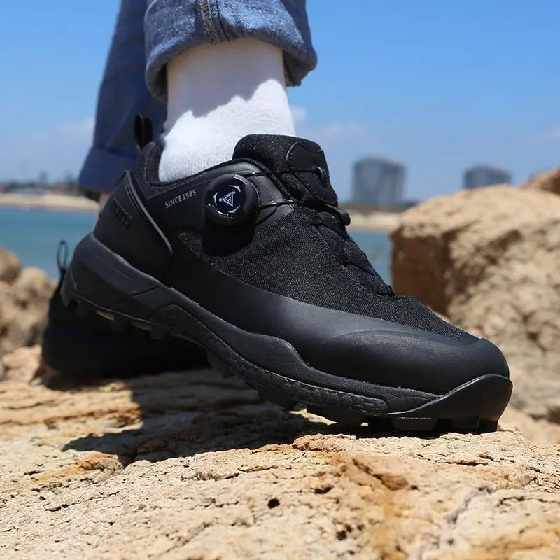 Chaussures de trekking antidérapantes pour hommes avec fermeture rotative rapide, parfaites pour la randonnée sportive.