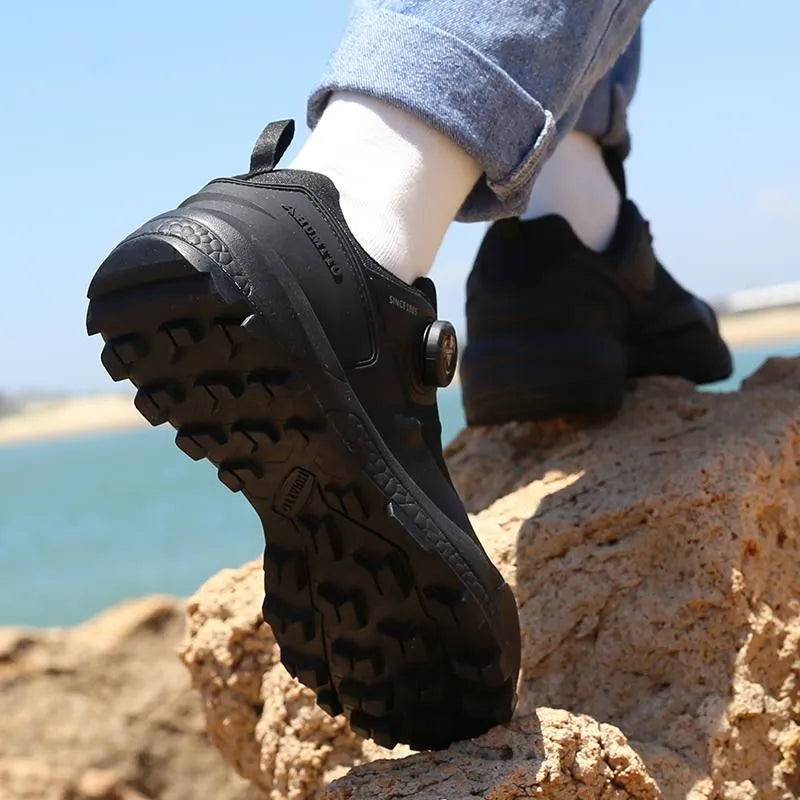 Chaussures de randonnée robustes et imperméables pour hommes, système rotatif précis, adaptées aux terrains difficiles.