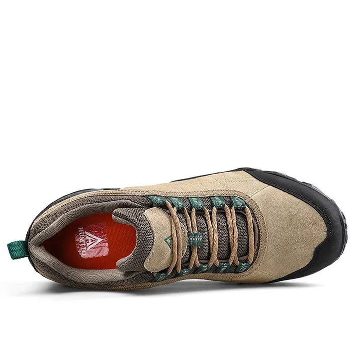 Chaussures de randonnée confortables et durables pour hommes, parfaites pour l'extérieur.