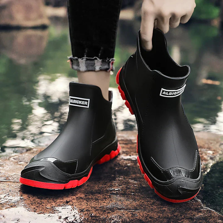 Chaussures de randonnée antidérapantes et imperméables pour hommes, offrant sécurité et confort.
