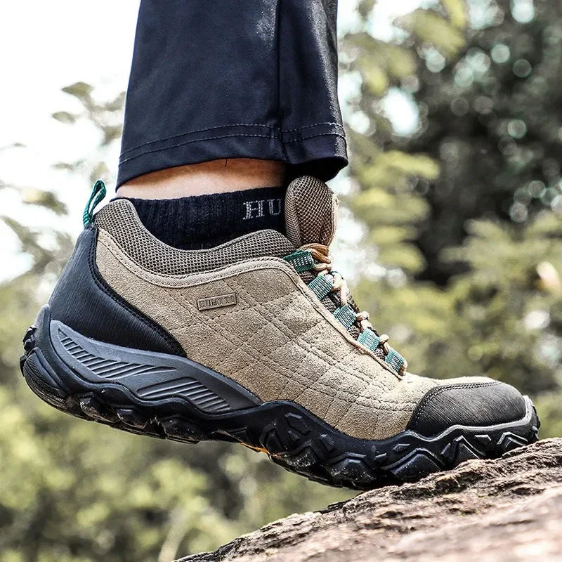 Chaussures d'escalade et de randonnée hommes, résistantes à l'usure et confortables.