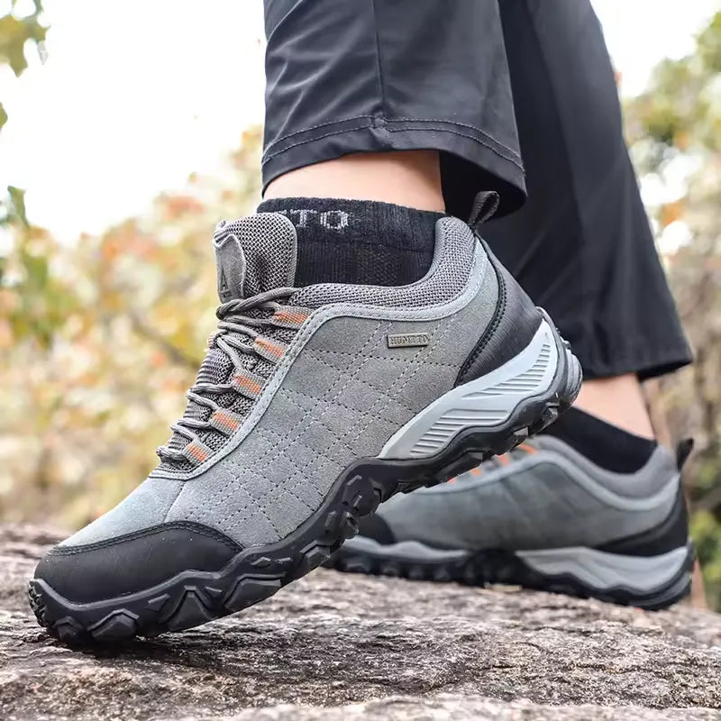 Chaussures de montagne hommes, offrant confort et adhérence pour la randonnée alpine.