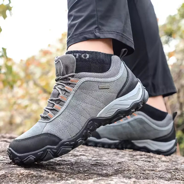 Chaussures de montagne hommes, offrant confort et adhérence pour la randonnée alpine.