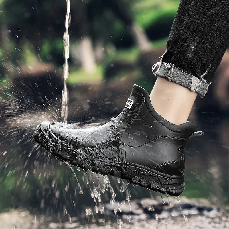 Bottes de randonnée durables pour hommes, imperméables et tout-terrain, pour explorer sentiers extérieurs.
