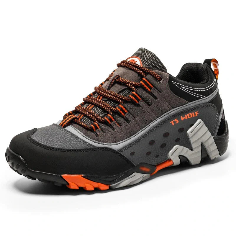 Chaussures d'escalade et trekking en montagne, légères et durables en cuir, pour une performance outdoor optimale.