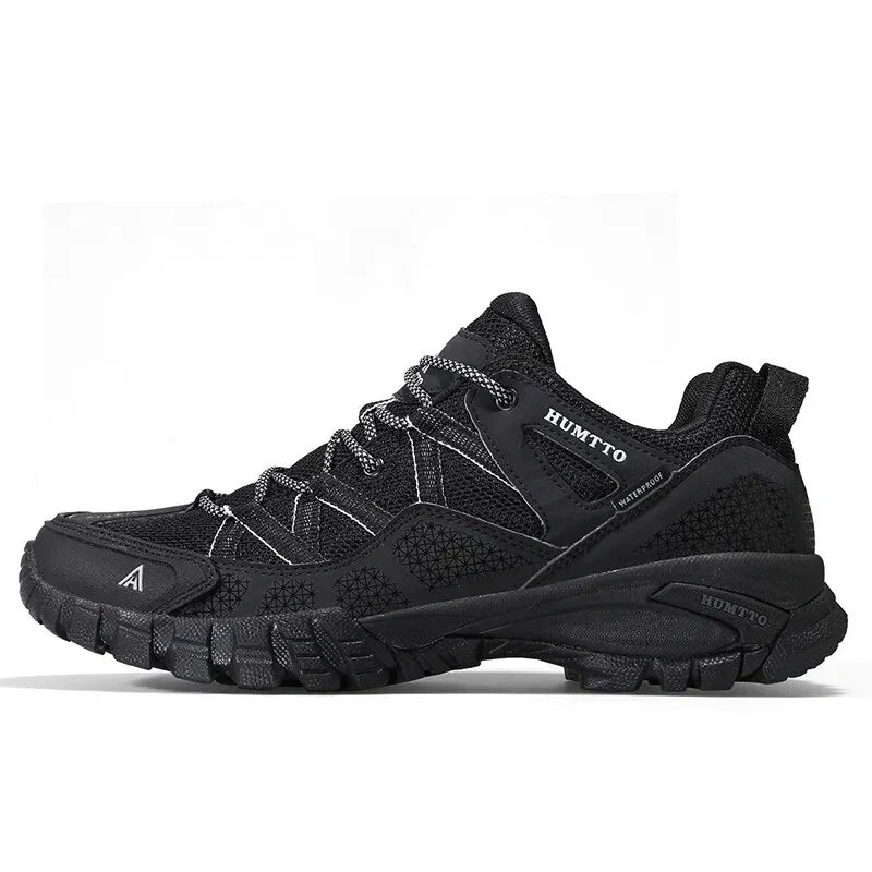 Paire de chaussures de randonnée homme confortables et respirantes, prêtes pour la marche et l'exploration.