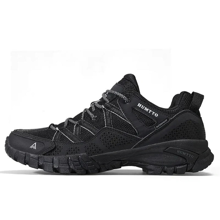 Paire de chaussures de randonnée homme confortables et respirantes, prêtes pour la marche et l'exploration.