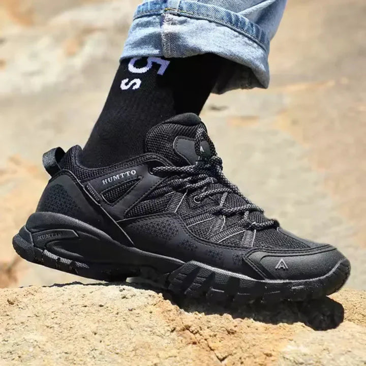 Vue détaillée des chaussures de randonnée homme, accentuant les matériaux légers et respirants pour le confort.