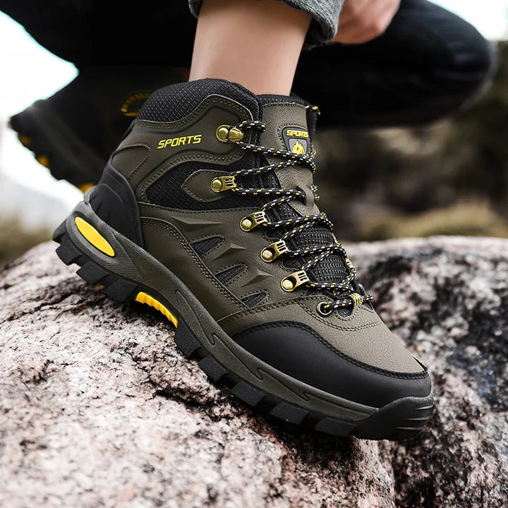 Chaussures de randonnée montantes portées sur un sentier, offrant confort et adhérence antidérapante pour l'aventure.