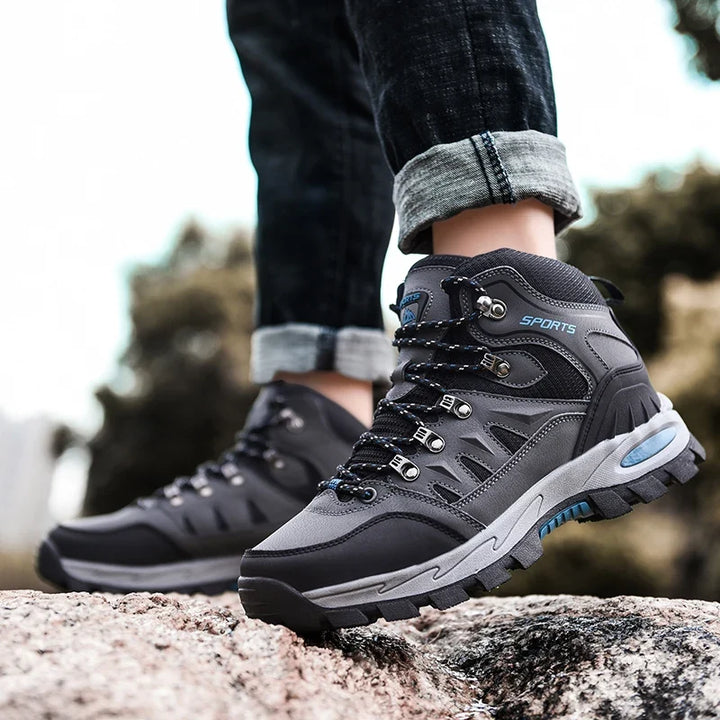 Paire de chaussures de randonnée unisexes, prêtes pour l'aventure, offrant protection antidérapante et confort extérieur.