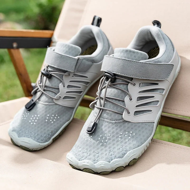 Chaussures de trekking respirantes unisexes sur sentier. Confort pieds nus pour la randonnée aventure.