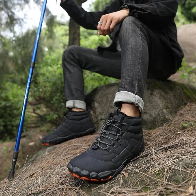 Bottes hivernales de randonnée pieds nus. Adhérence antidérapante et isolation chaude pour les sentiers.