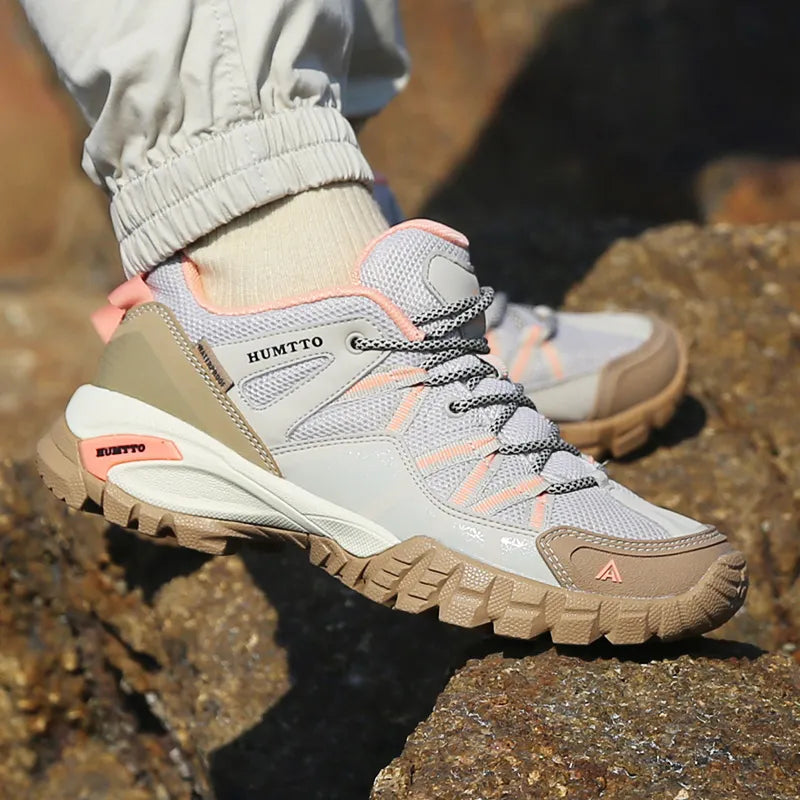 Chaussures de randonnée respirantes grises à lacets pour femme, confortables pour sentiers et activités plein air.
