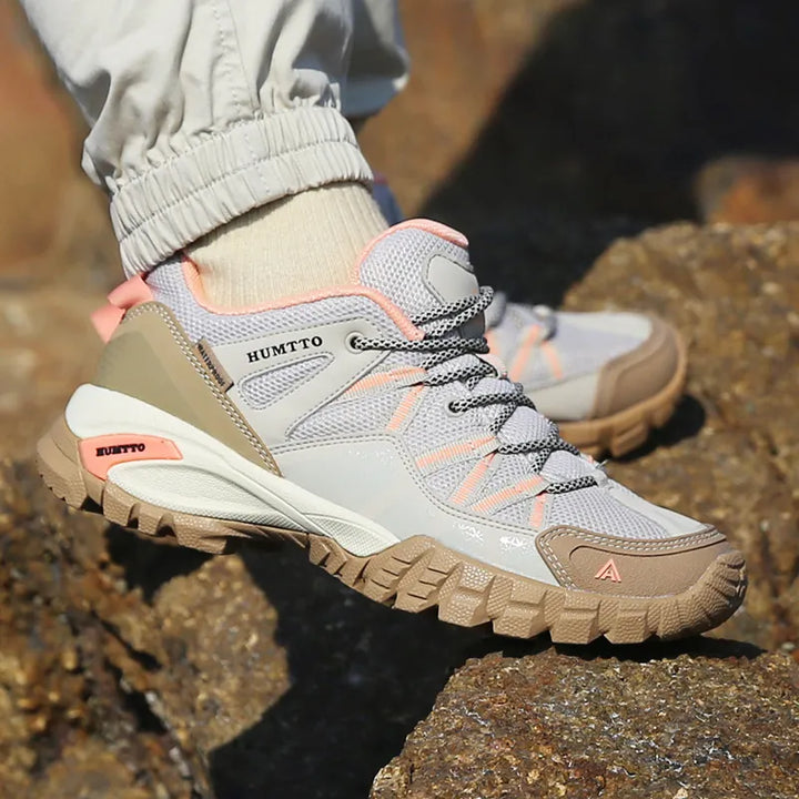 Chaussures de randonnée respirantes grises à lacets pour femme, confortables pour sentiers et activités plein air.